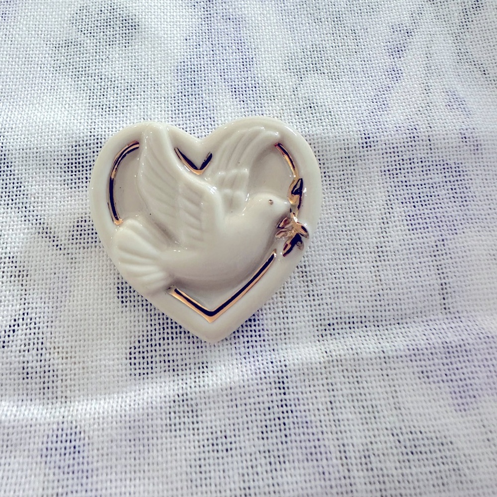 Lenox dove brooch - Picture 1 of 2